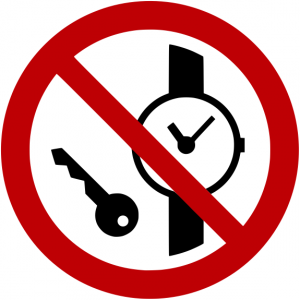 Verbotszeichen P008 Mitführen von Metallteilen oder Uhren verboten selbstklebend