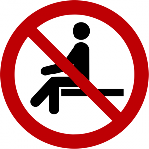 Verbotszeichen P018 Sitzen verboten selbstklebend
