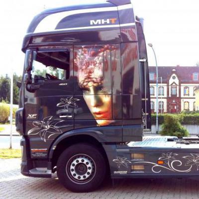 Truck mit fotorealistischer Teilfolierung